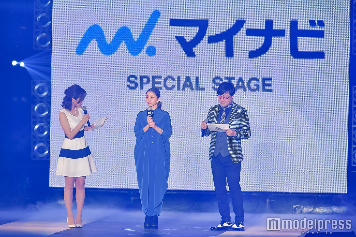 (左より)小澤陽子(フジテレビアナウンサー)、石原さとみ、山里亮太(C)モデルプレス