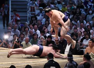 波乱の4日目 横綱大の里が痛恨3敗目、土俵際ジャンプも物言い→軍配差し違えで黒星に 無敗だった3関脇が総崩れ 安青錦は義ノ富士に屈し初黒星
