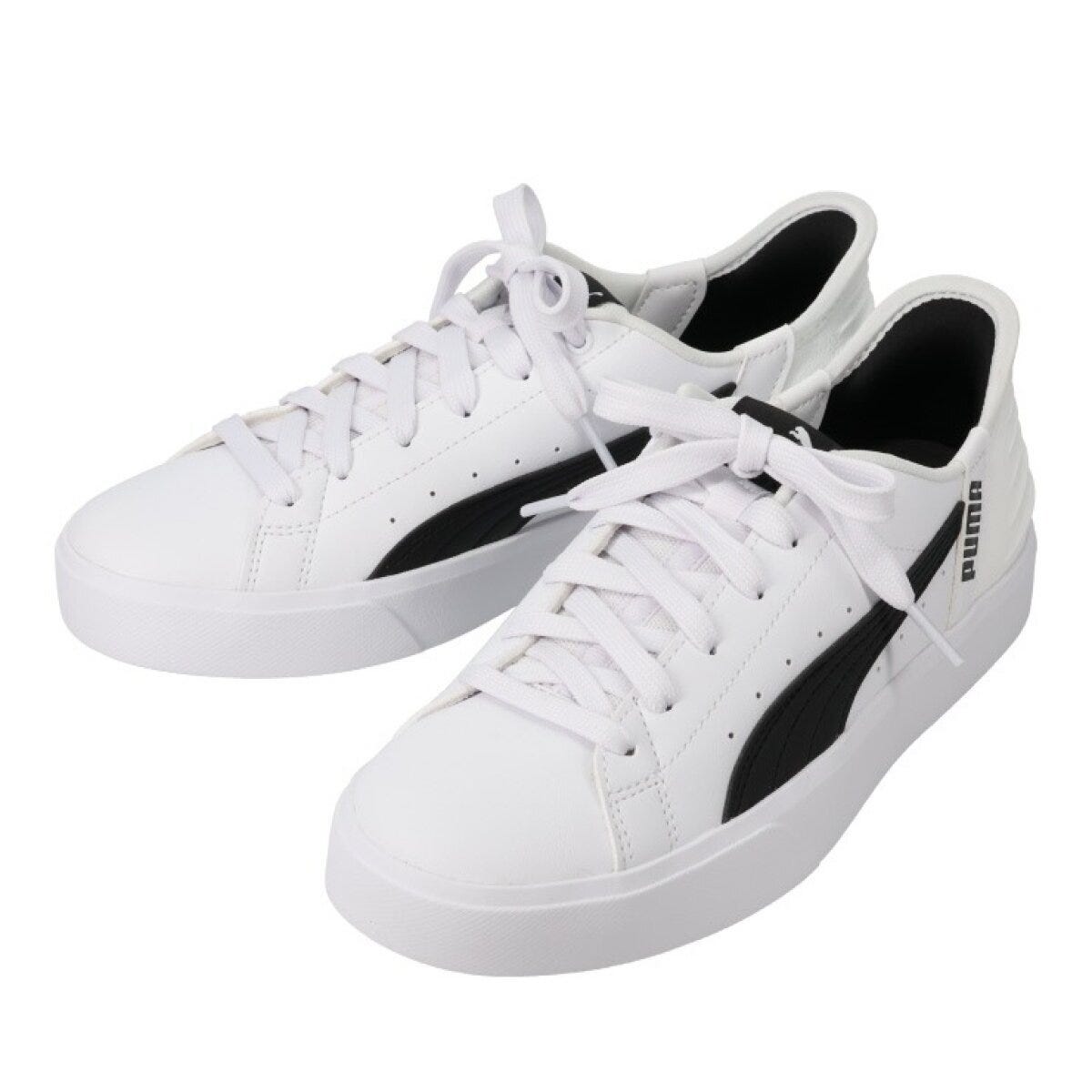 PUMAのロゴが入った白いスニーカー