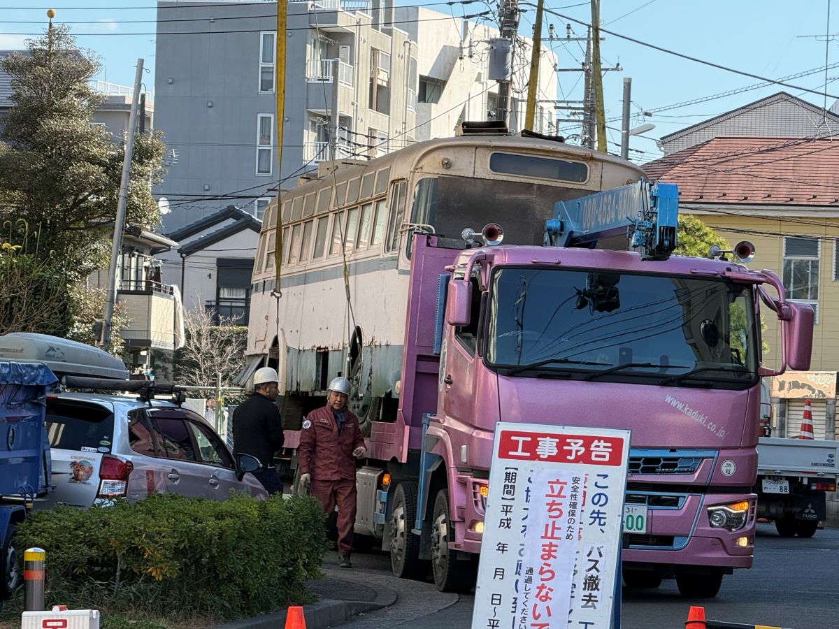 トレーラーの荷台への設置完了