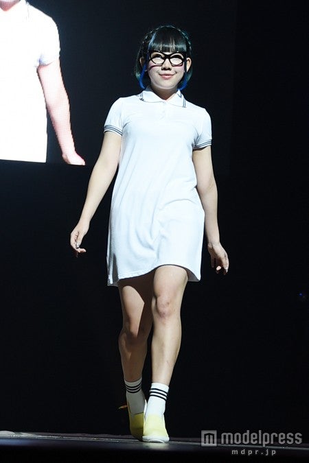 元テラスハウスメンバー、ミニワンピでランウェイに降臨