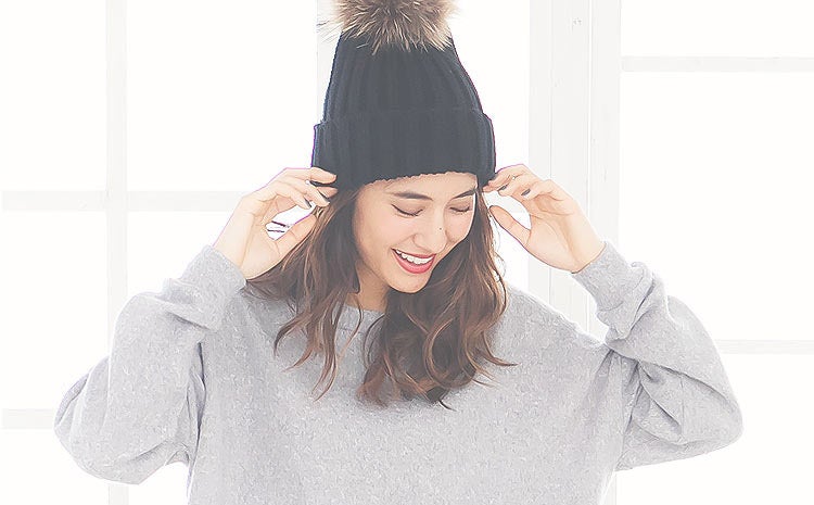 ふわふわリアルラビットファーポンポン付きリブニット帽「神戸レタス」1490円（税込）／画像提供：神戸レタス