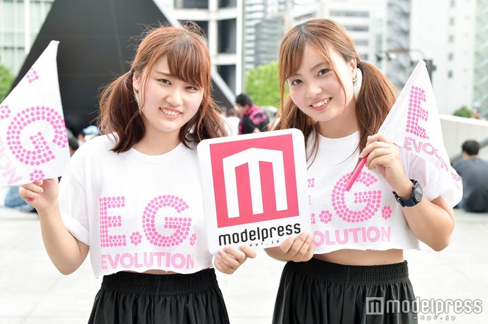 お揃いのコーディネートで参戦した2人組(C)モデルプレス