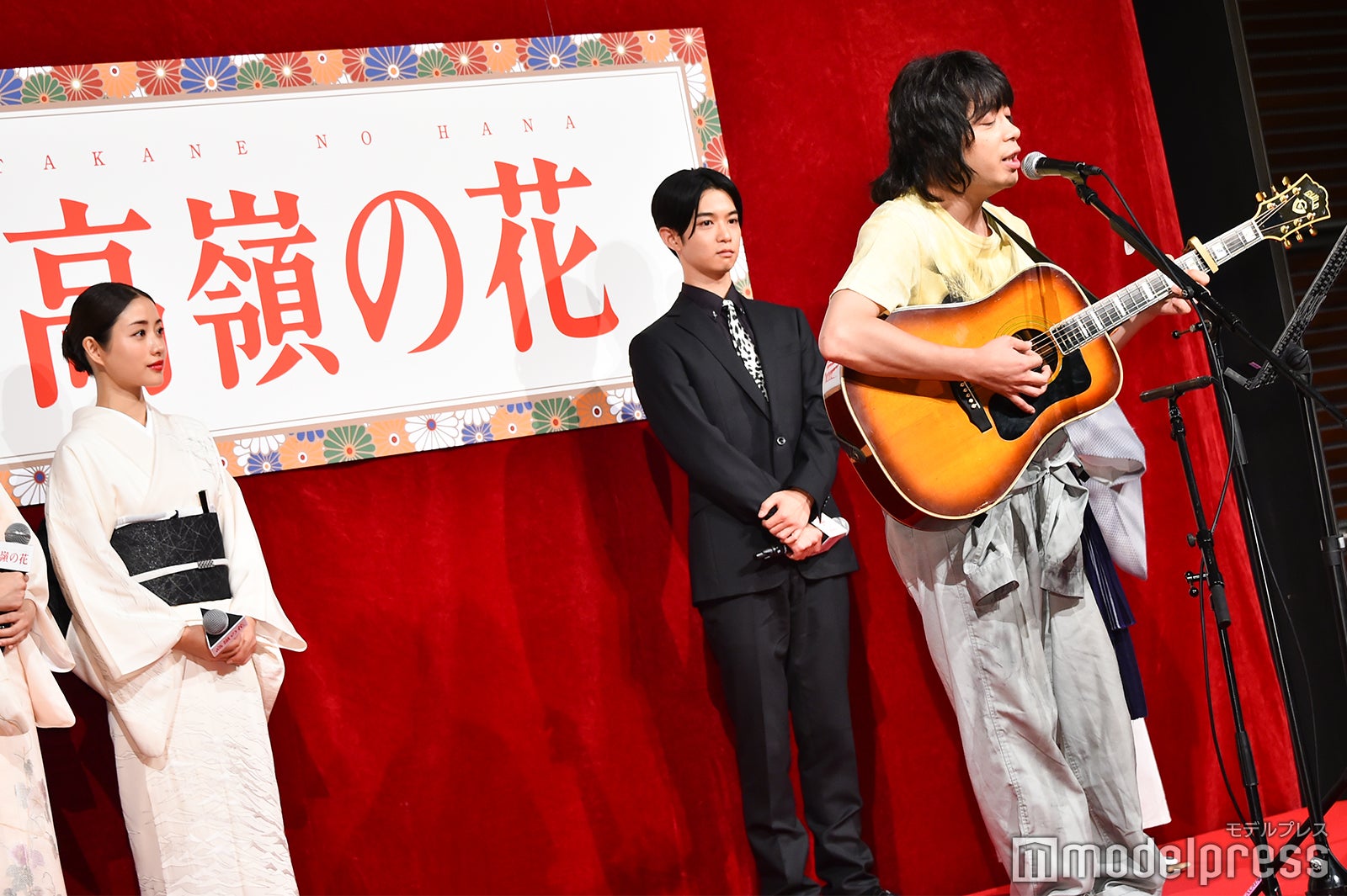 峯田和伸（手前）が生歌＆生演奏を披露 （C）モデルプレス