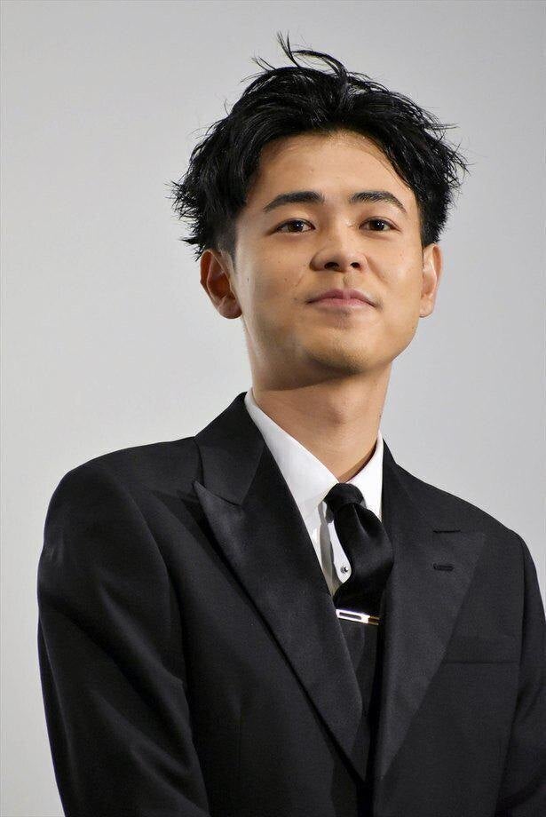 成田凌 白シャツ一枚で 色気ただよう 腹チラ Shotに反響 世界一かっこいいです 永久保存版 モデルプレス