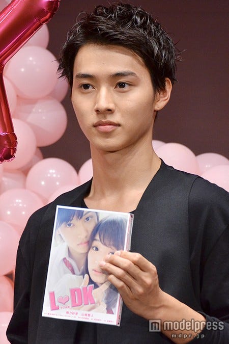 画像12 28 山崎賢人ヘア変遷 短髪 長髪 リーゼント 長さ 多彩アレンジで雰囲気ガラリ モデルプレス