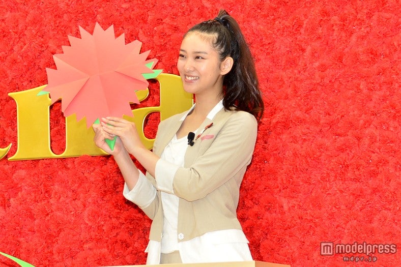 折り紙で折ったカーネーションを披露する武井咲