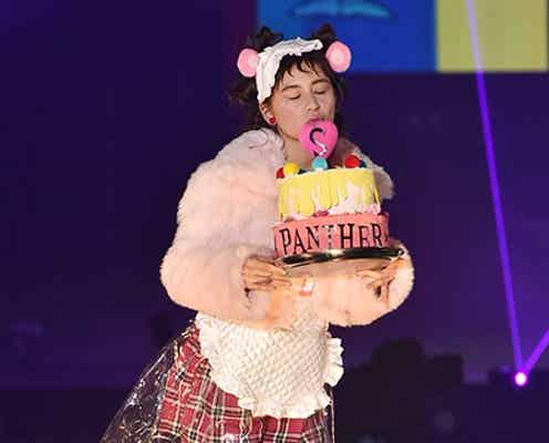 モデル・ラブリのキス顔に釘付け キャラクター風衣装にも注目