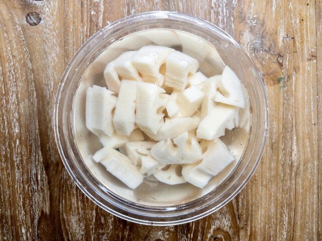 れんこんは皮を剥き、7mmの半月切り(大きさによってはいちょう切り)にし、酢水(水1リットルに対して大さじ1杯の酢)に5分ほど晒す れんこんは皮を剥き、7mmの半月切り(大きさによってはいちょう切り)にし、酢水(水1リットルに対して大さじ1杯の酢)に5分ほど晒す