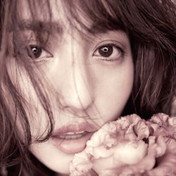 堀田茜、レディな魅力にうっとり 「rienda」4年ぶり日本人モデル起用の理由は?