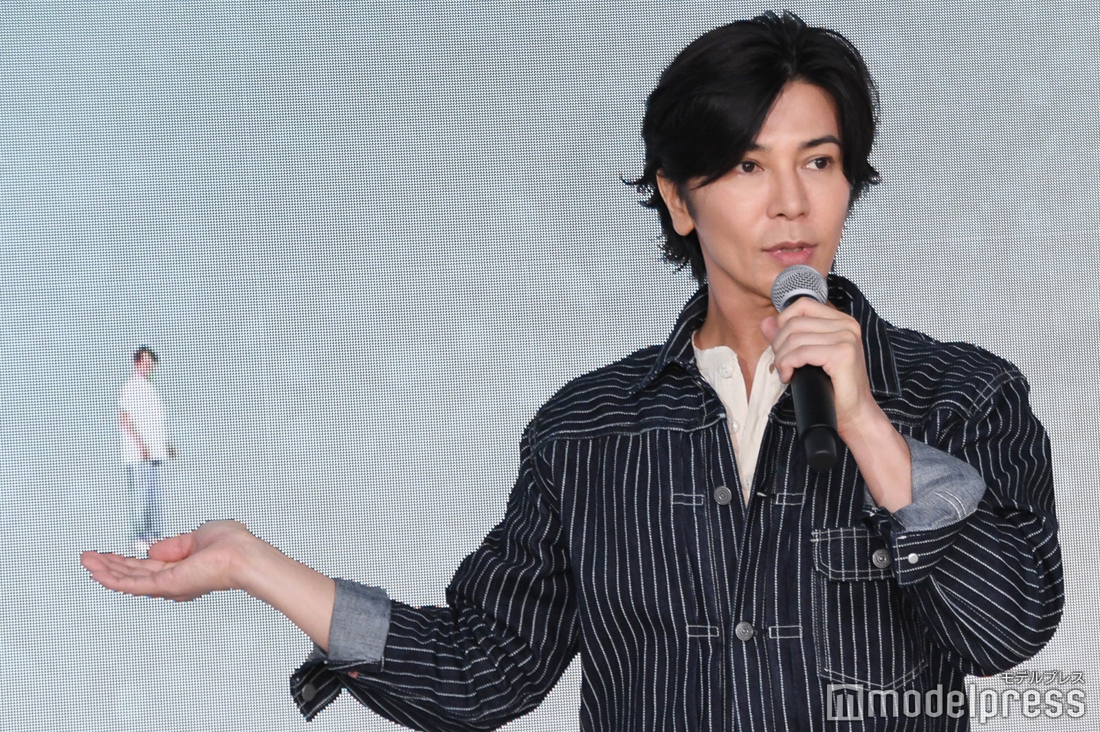 15cmの八木勇征を手に乗せてみた武田真治（C）モデルプレス