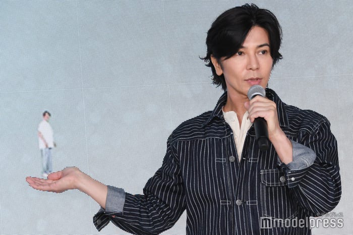 15cmの八木勇征を手に乗せてみた武田真治(C)モデルプレス