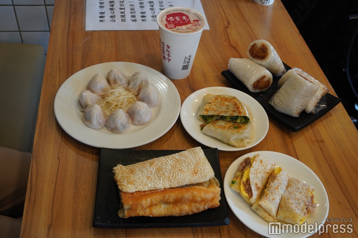 ローカルな朝食（C）モデルプレス