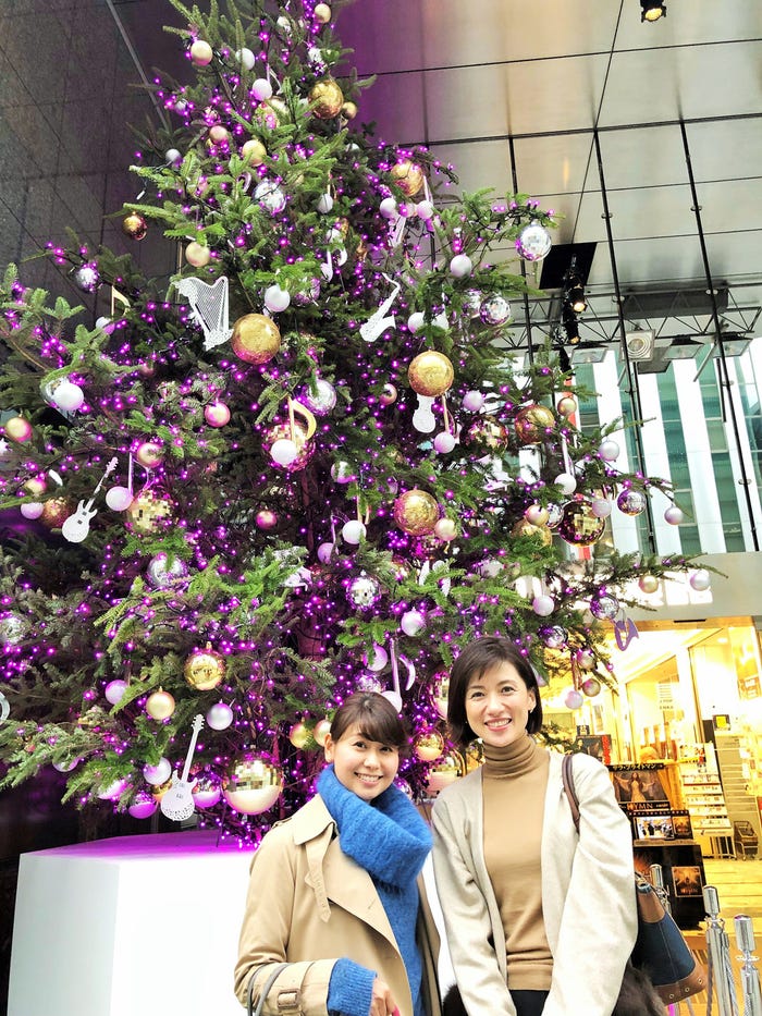 ランチのあと銀座で思わずパチリ。クリスマスですね/山中章子アナウンサー、梅津弥英子アナウンサー(提供写真)