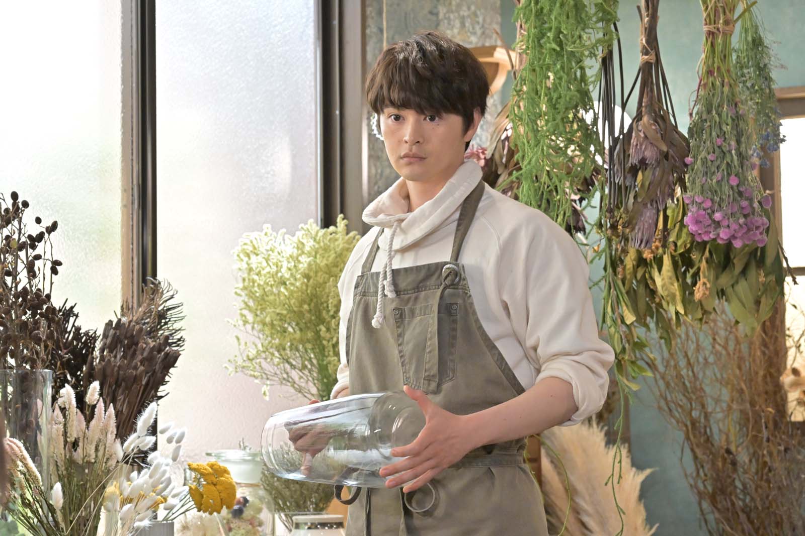 瀬戸康史「くるり～誰が私と恋をした？～」より（C）TBS