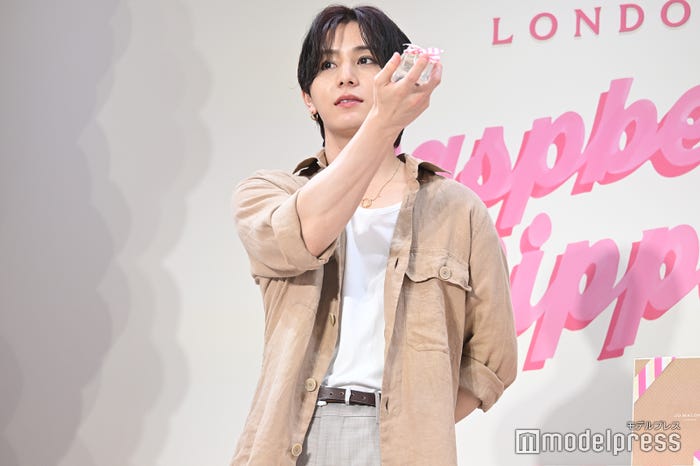 香水の重ね付けを体験し「僕すごいいい香りですよ。近づいてほしいくらい」と話した山田涼介(C)モデルプレス