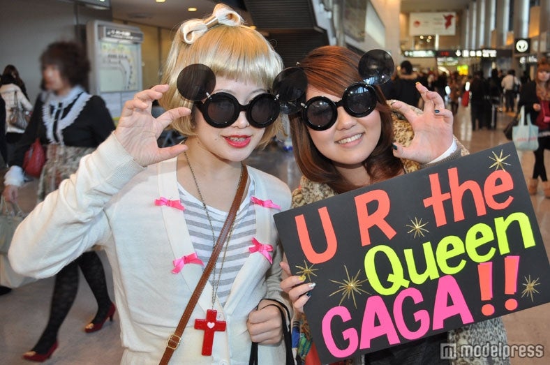 空港に集まったレディー・ガガファン