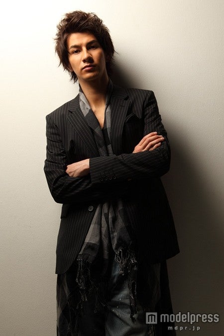 プレゼンターをつとめるJOY