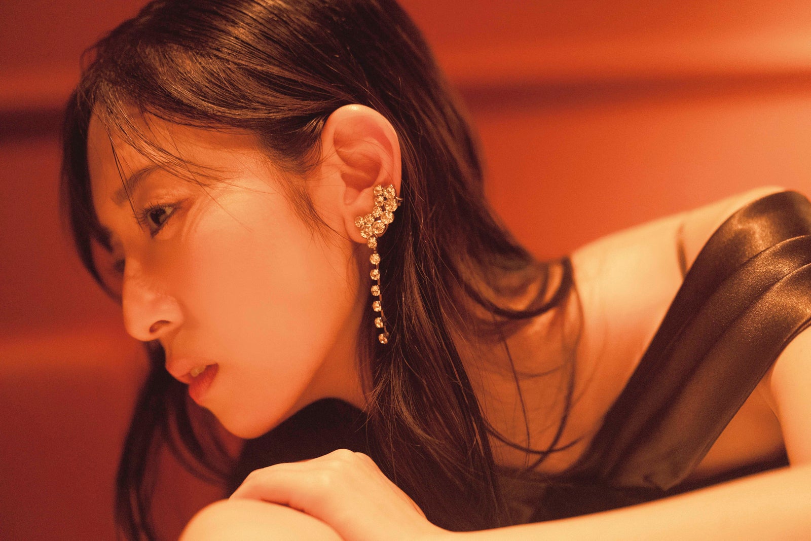 日向坂46金村美玖、高級ホテルのバーでのムード溢れる姿 2nd写真集先行カット第8弾解禁【機微】
