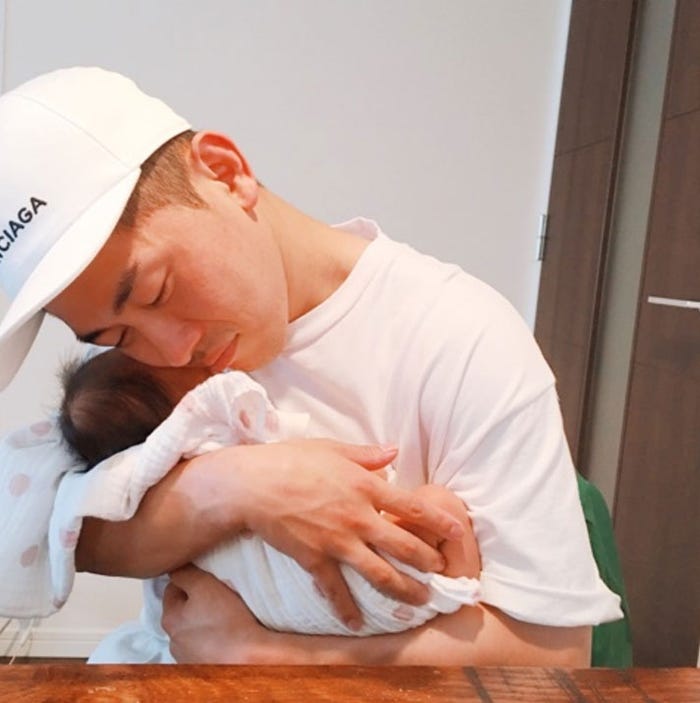 愛娘を抱きしめる太田博久/近藤千尋オフィシャルブログ(Ameba)より