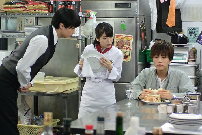 佐伯大地、浜辺美波、岩田剛典/「崖っぷちホテル!」第6話より(C)日本テレビ