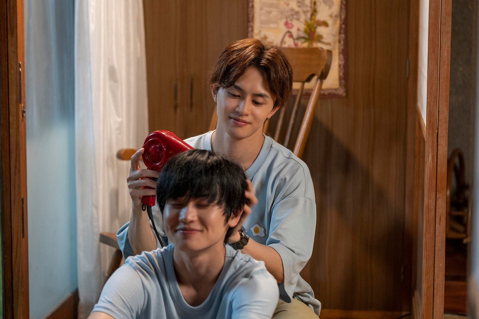 西垣匠、草川拓弥「みなと商事コインランドリー2」第6話より（C）缶爪さわ・椿ゆず／KADOKAWA／「みなと商事コインランドリー2」製作委員会