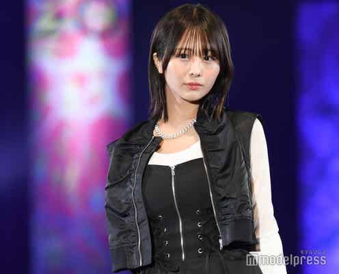 ≠ME尾木波菜、シックなモノトーンコーデで登場 甘めアクセ使いがキュート【札幌コレクション 2024 A/W】