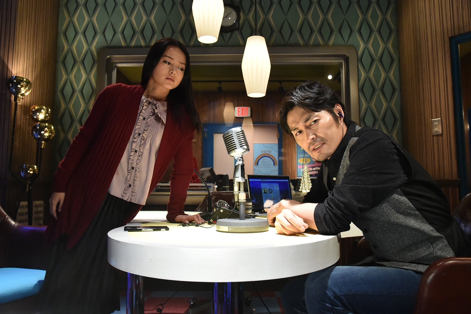 （左から）祐真キキ、安田顕（C）テレビ朝日