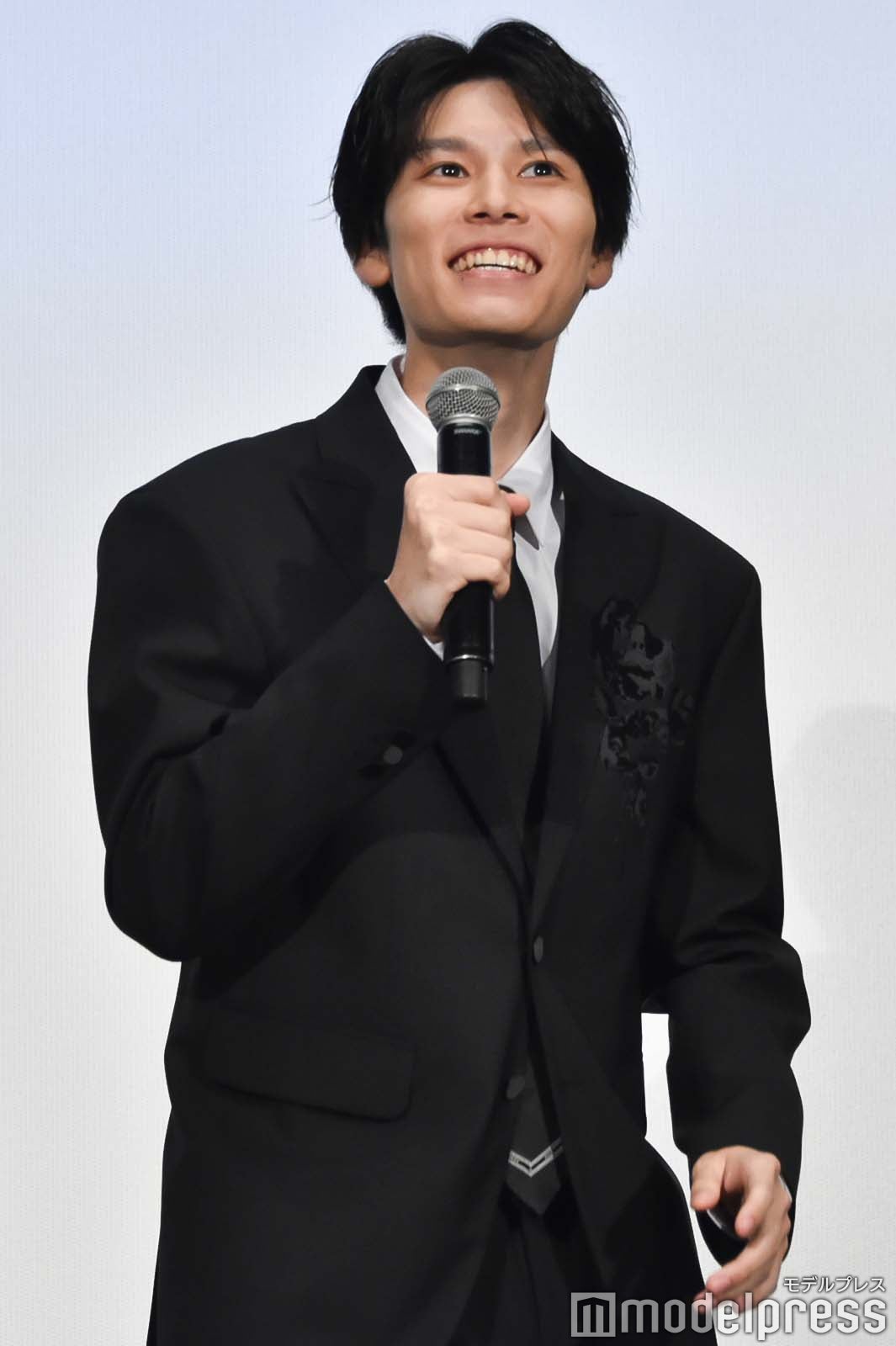 八木勇征の誘導に惑わされるファンを注意する萩原利久（C）モデルプレス