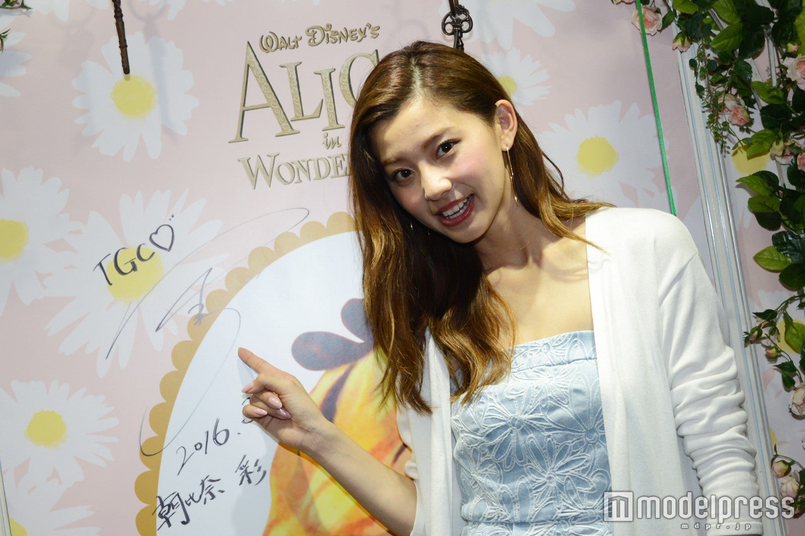 “奇跡の9頭身”朝比奈彩、「ふしぎの国のアリス」の世界でファンと交流
