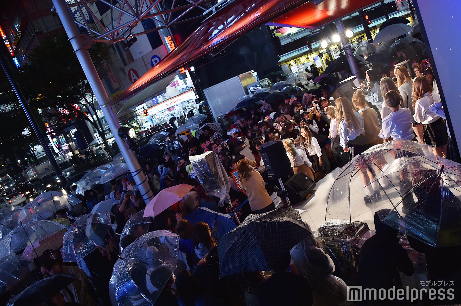 ステージ付近の様子（C）モデルプレス