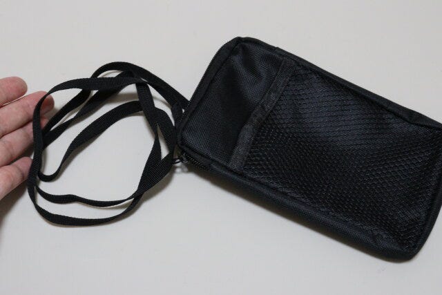 セリアのひも付きメッシュポケット付パスポートケース