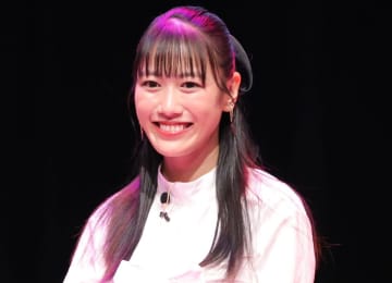 ももクロ高城れに「お姫様すぎる」特大リボンがキュートすぎる ホワイトドレスで「れにーくりすます」