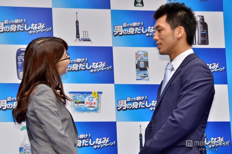 顔を近づけ、口元をチェック