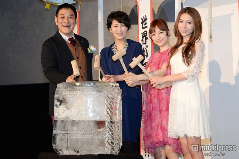 【左から】ピエール瀧、松たか子、神田沙也加、May J.