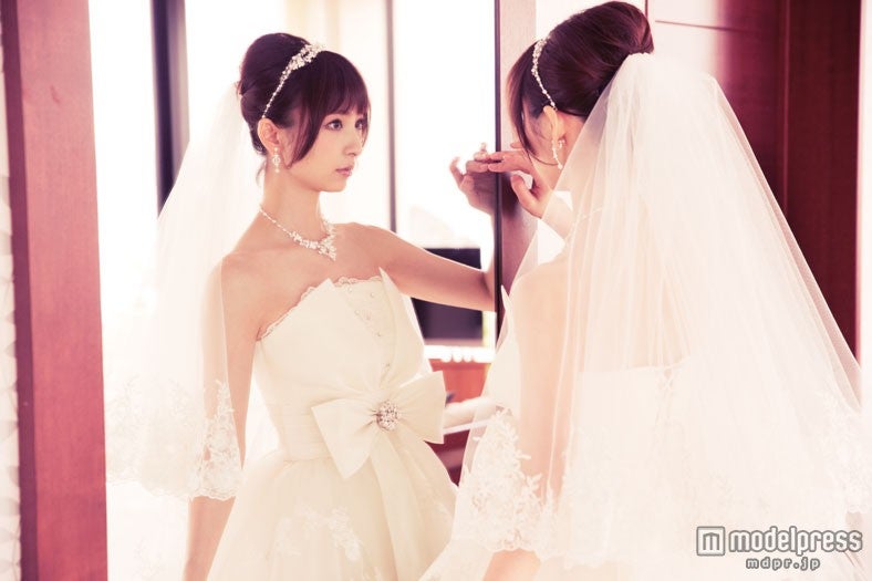 篠田麻里子、新作ウエディングドレスコレクションお披露目