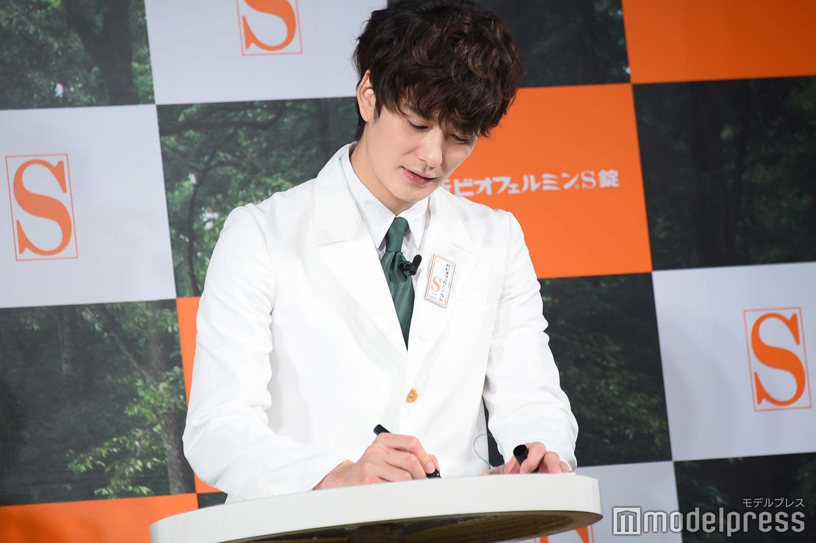 七夕の願い事を書いている岡田将生（C）モデルプレス