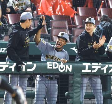 阪神・モレッタ照れた 藤川監督が取材乱入「おめでとう」 九回3人斬り「諦めない結果が形になった」来日初勝利