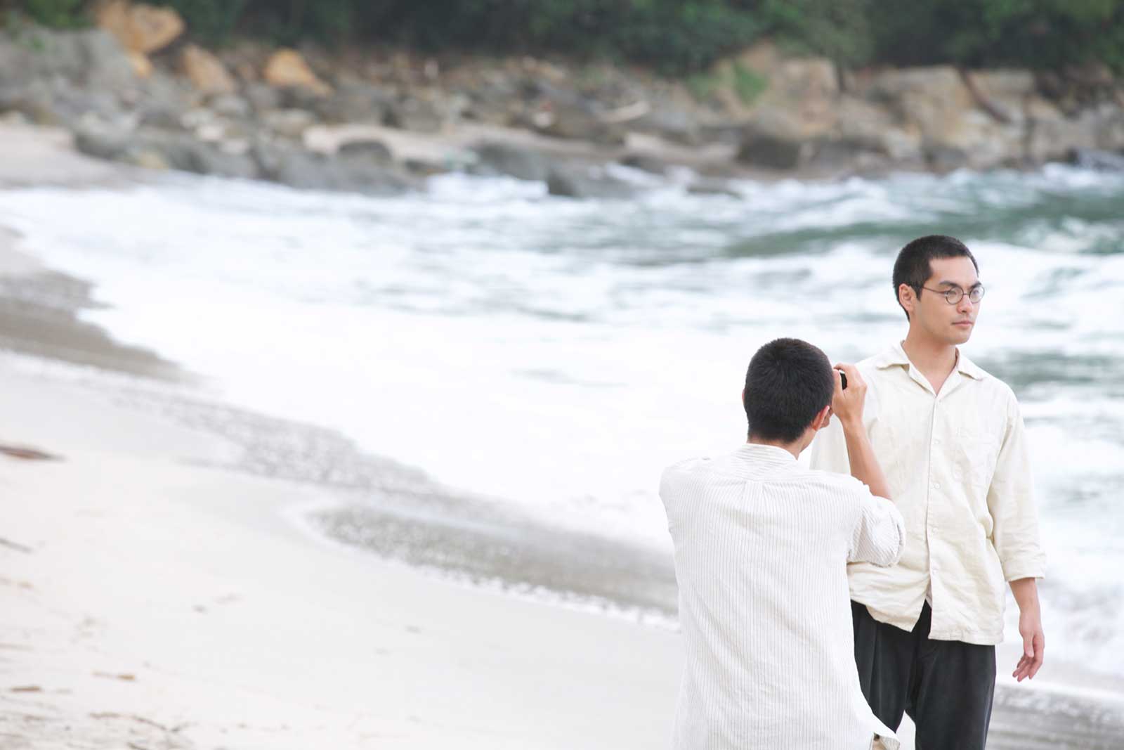 カメラで写真を撮る三浦春馬さんと柳楽優弥（C）ELEVEN ARTS Studios／2021「太陽の子」フィルムパートナーズ