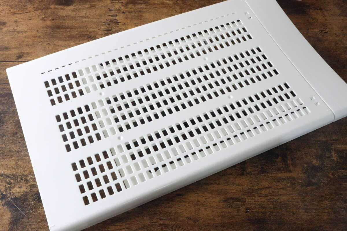 白いプラスチック製のつっぱり棒用棚の表面 白いプラスチック製のつっぱり棒用棚の表面