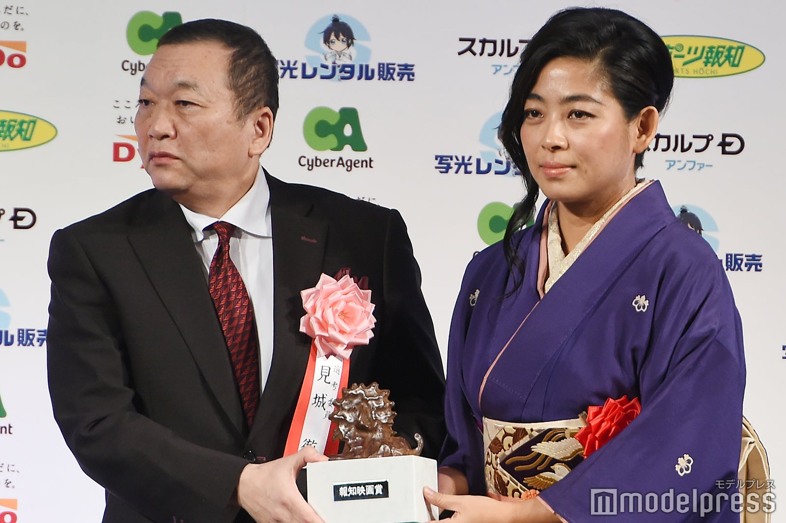 内田也哉子（右） （C）モデルプレス