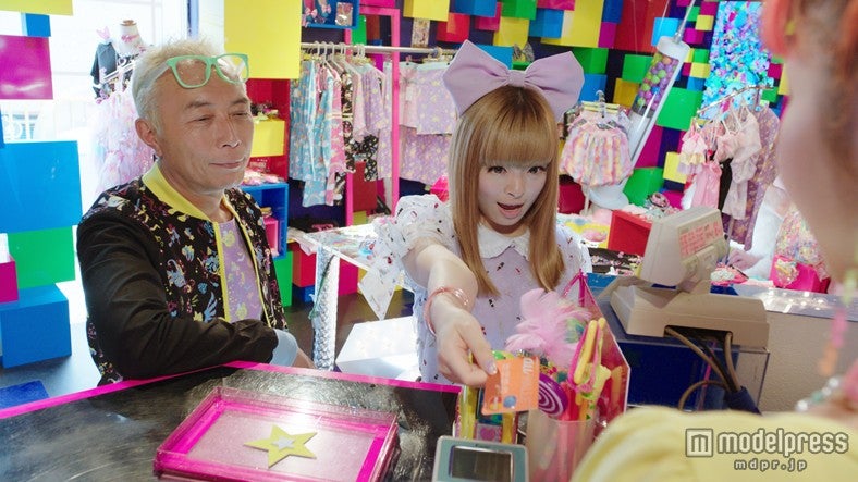 ノリノリで合言葉も／au新CM「au WALLET／拡散（きゃりーぱみゅぱみゅ）」篇