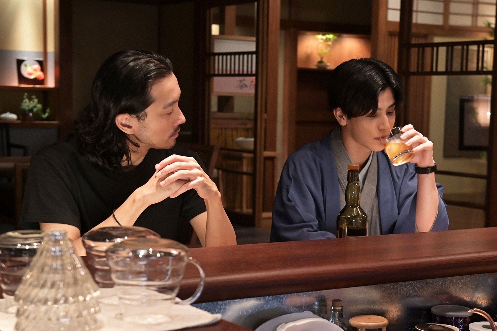 金子ノブアキ、岩田剛典「プロミス・シンデレラ」最終話より（C）TBS