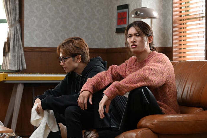 中島健人、向井康二「リビングの松永さん」第1話より(C)カンテレ