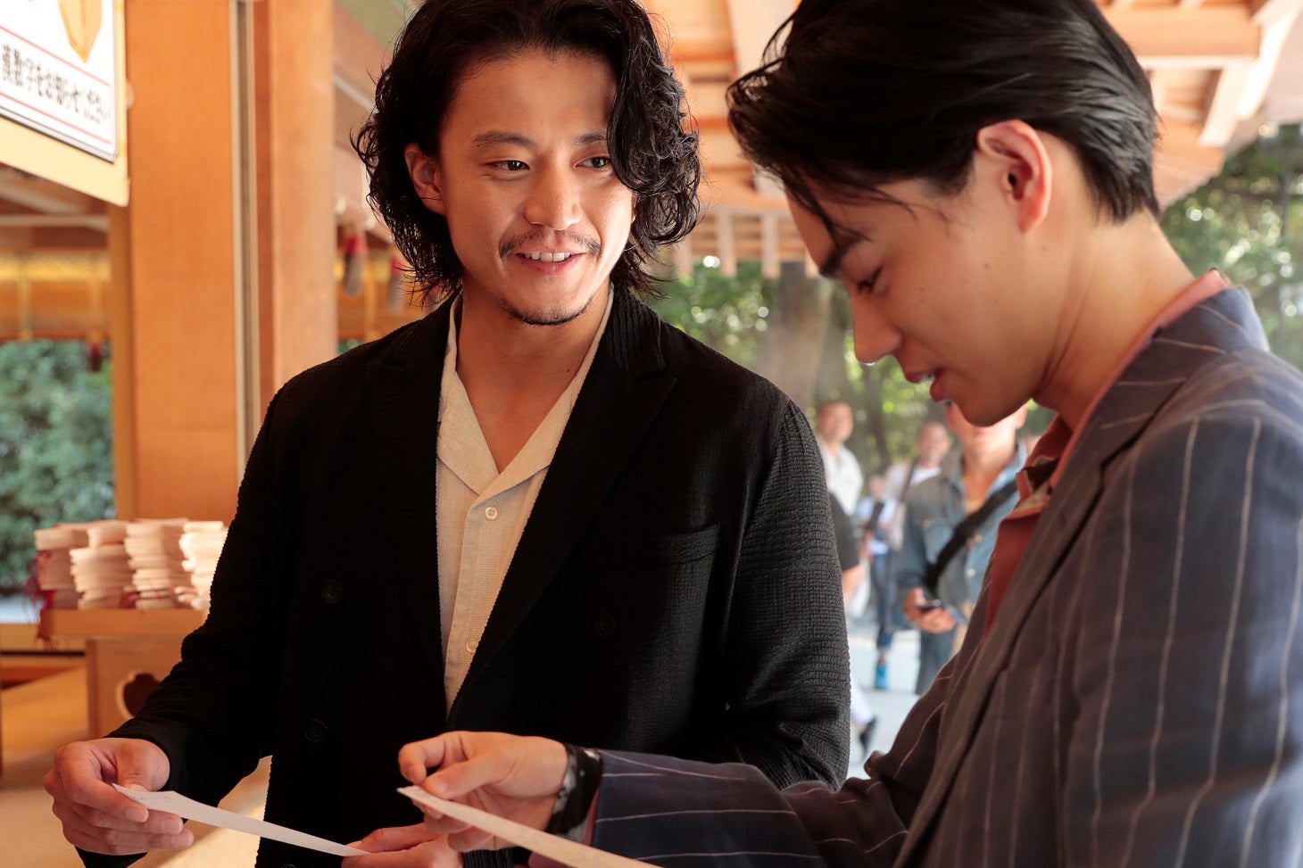 おみくじを引く小栗旬と菅田将暉（C）空知英秋／集英社（C）2018 映画「銀魂2」製作委員会