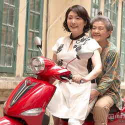 （左から）松坂慶子、草村礼子／映画「ベトナムの風に吹かれて」（2015年公開予定）