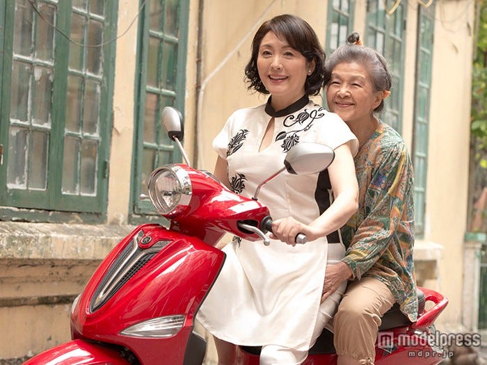 (左から)松坂慶子、草村礼子/映画「ベトナムの風に吹かれて」(2015年公開予定)