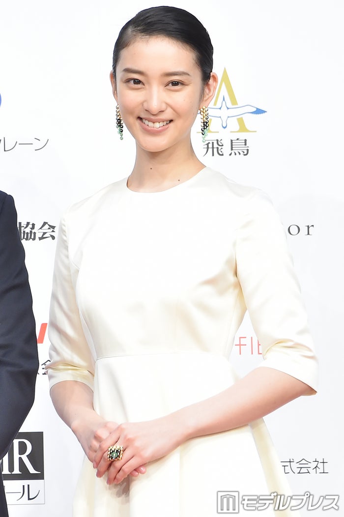 武井咲 第1子出産後初の公の場 美背中あらわなドレス姿で登場 モデルプレス