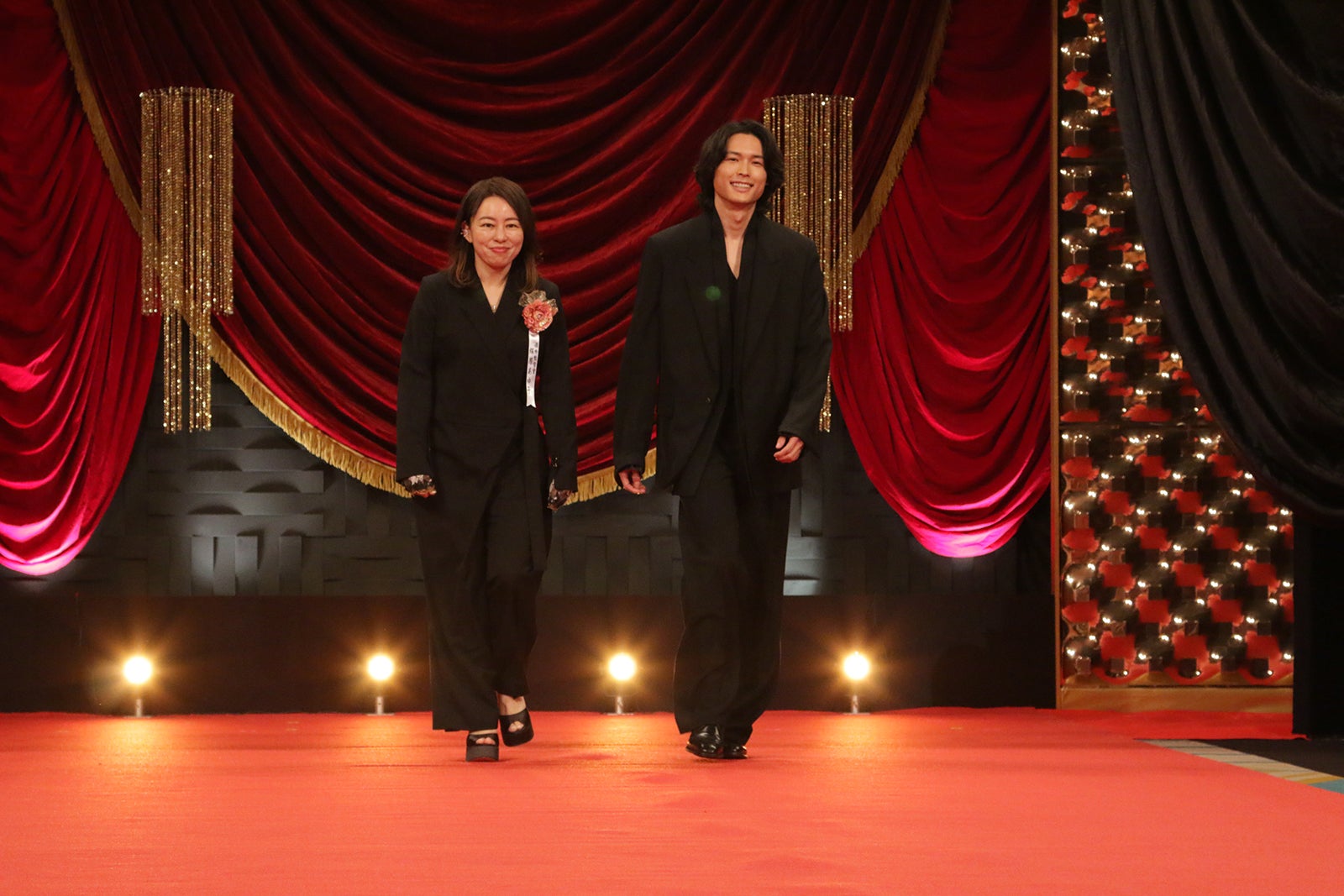 塚原あゆ子監督、松村北斗（C）日本アカデミー協会