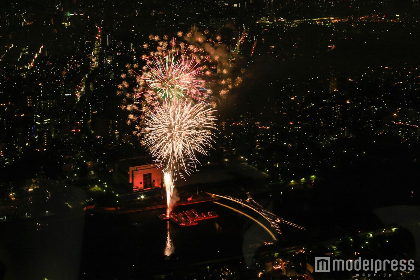 東京スカイツリー展望台から見る隅田川花火大会（過去の様子）（C）TOKYO-SKYTREE